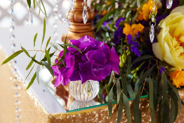花卉布置，以紫色装饰婚礼桌。Th — 图库照片