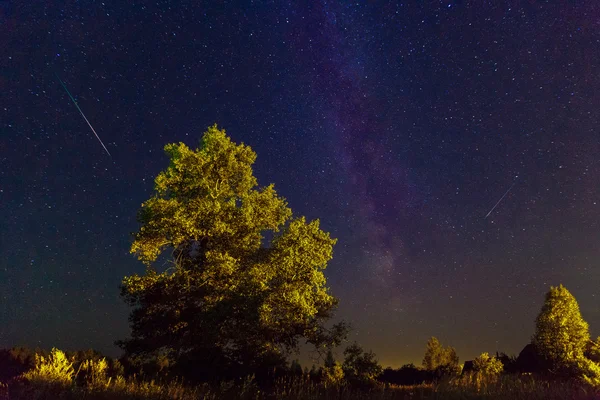 银河系。美丽 8 月夏日的夜空上的星星 — 图库照片