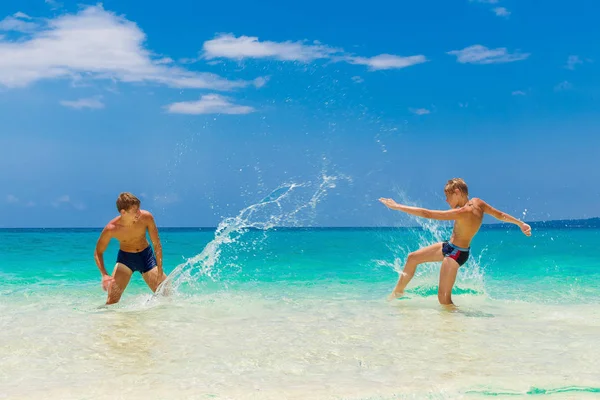 Gelukkig tiener jongens plezier op het tropische strand. Zomer vacatio — Stockfoto