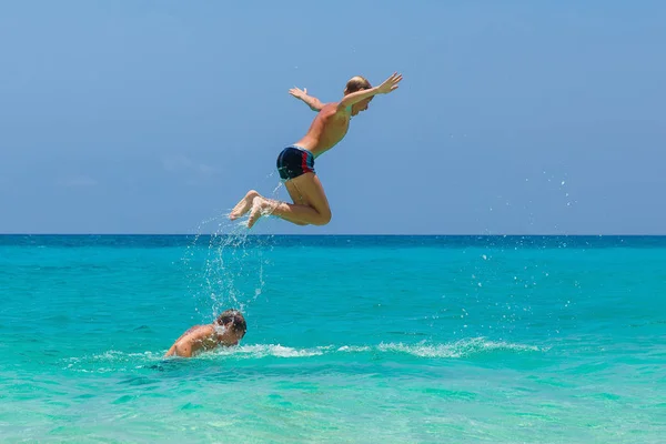 Adolescentes felices divirtiéndose en la playa tropical. Vacaciones de verano —  Fotos de Stock