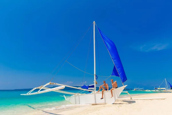 Feliz adolescente en el velero en la playa tropical. Verano va — Foto de Stock