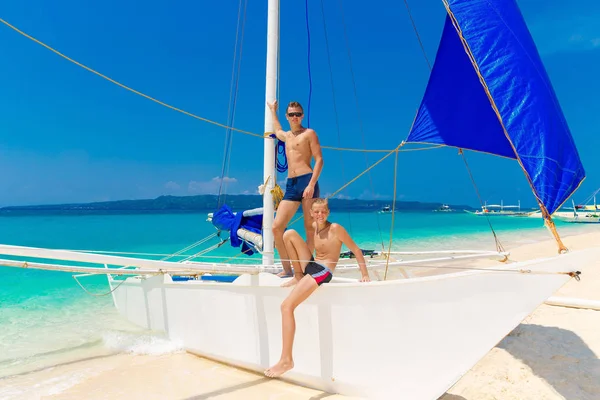 Feliz adolescente en el velero en la playa tropical. Verano va —  Fotos de Stock