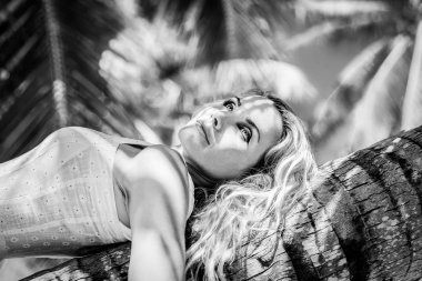 Siyah ve beyaz yakın çekim portre sarışın bir gelin avuç.