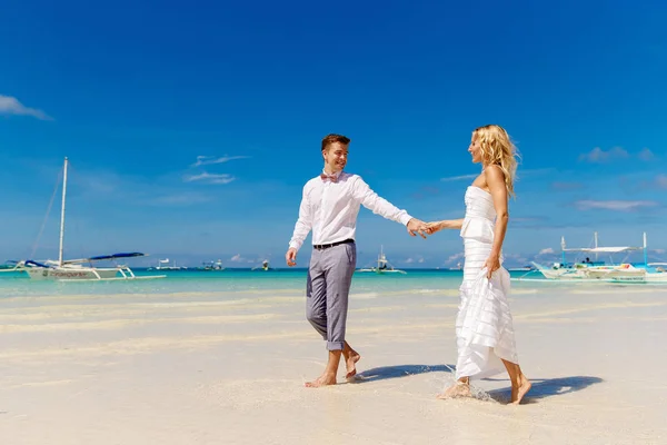 Šťastná nevěsta a ženich baví na tropické pláži. Tropical — Stock fotografie
