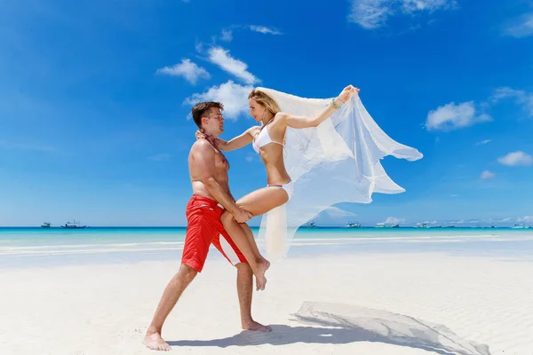 Beautiful young bride in a white bikini, veil and groom having f — Stock Photo, Image