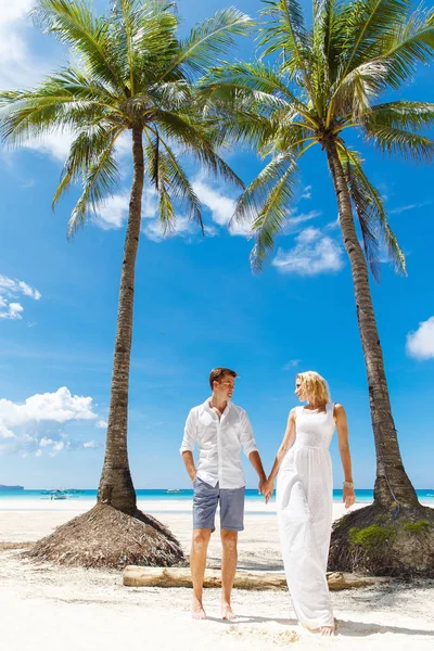 Happy groom and bride having fun in a tropical jungle under the — Stock Photo, Image