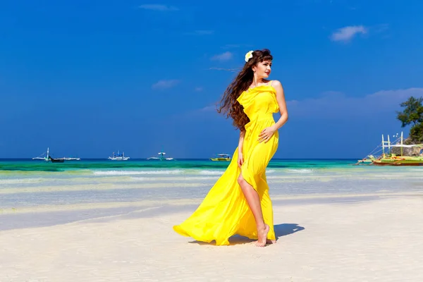 美丽的黑发女人，在热带海 c 上黄色的裙子 — 图库照片