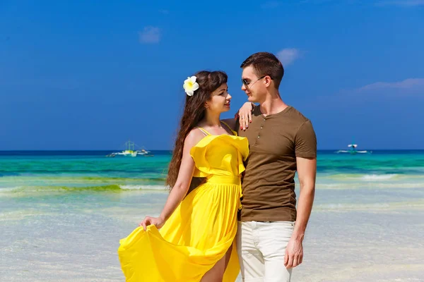 Couple having fun on tropical beach. Summer vacation concept. — Stock Photo, Image