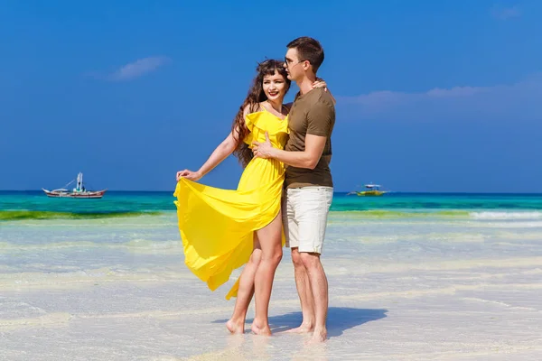 Pareja divirtiéndose en la playa tropical. Concepto vacaciones de verano . —  Fotos de Stock