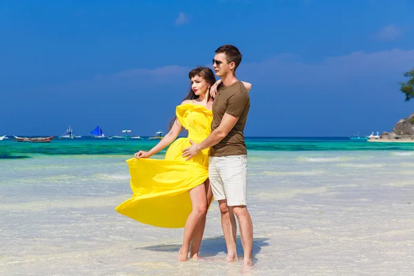 Paar plezier op tropisch strand. Zomer vakantie concept. — Stockfoto