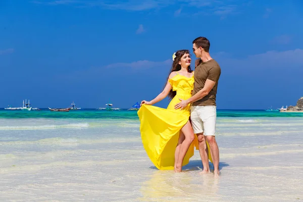 Casal se divertindo na praia tropical. Conceito férias de verão . — Fotografia de Stock
