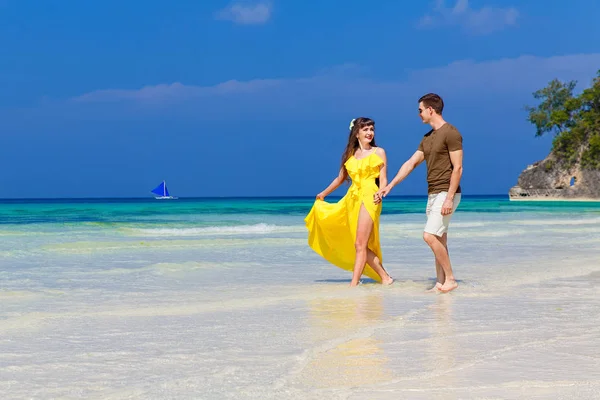 Couple having fun on tropical beach. Summer vacation concept. — Stock Photo, Image