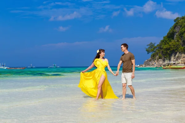 Пара розважається на тропічному пляжі. Концепція літніх канікул . — стокове фото