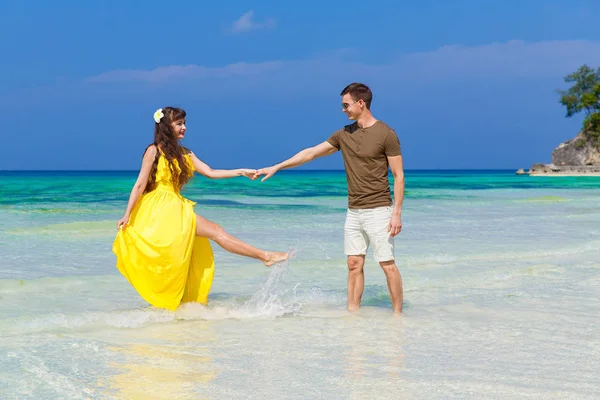 Pár se baví na tropické pláži. Letní dovolená koncept. — Stock fotografie