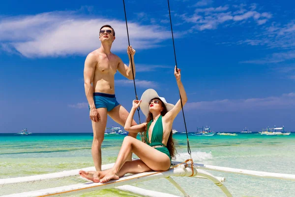 Mooi meisje in een groene bikini en de stro hoed, met lange — Stockfoto