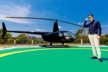 Genç zarif giyen güneş gözlüğü bir özel yanında duran adam 