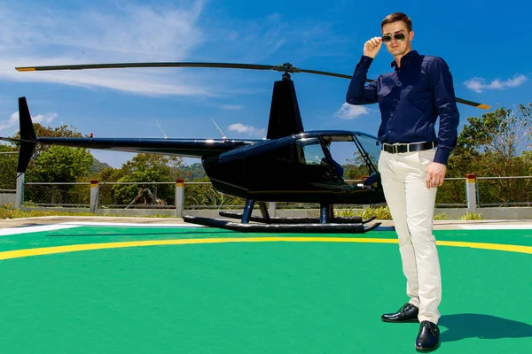 Ung elegant man bär solglasögon står bredvid en privat — Stockfoto