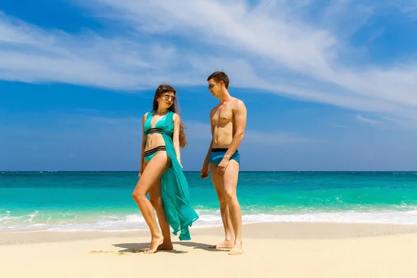 年轻恩爱的夫妻在热带海滩上玩耍。夏季免除 — 图库照片