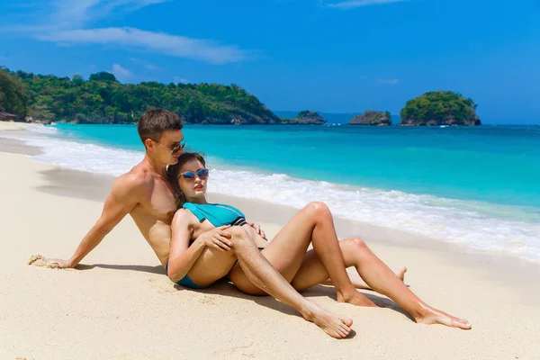 Jovem casal amoroso se divertindo na praia tropical. Veraneio — Fotografia de Stock