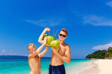 Mutlu genç çocuklar bir sürü tropik sahilde eğleniyor