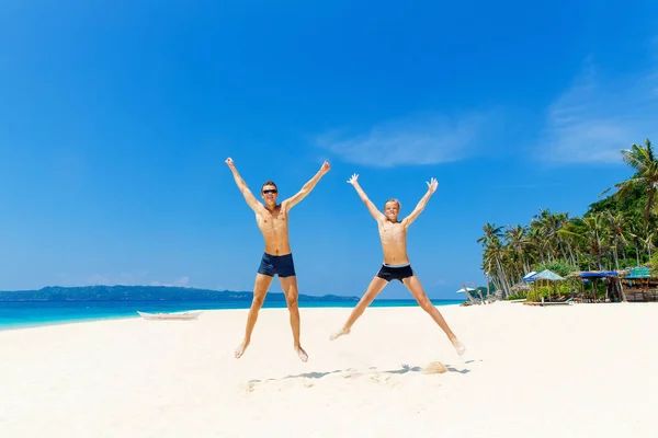 快乐的十几岁的男孩，在热带海滩上玩耍。夏季免除 — 图库照片