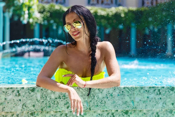 Sexy piękna dziewczyna w bikini na basenie w hotelu. V letni — Zdjęcie stockowe