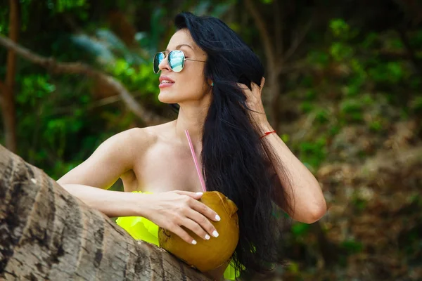 Jeune belle fille en bikini avec noix de coco au palmier sur — Photo