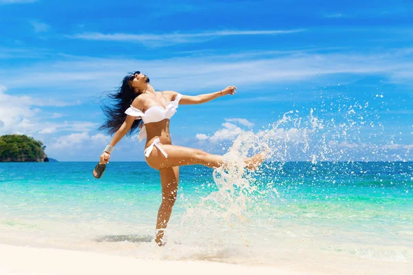 Schöne brünette Mädchen mit langen Haaren im Bikini mit Flasche — Stockfoto