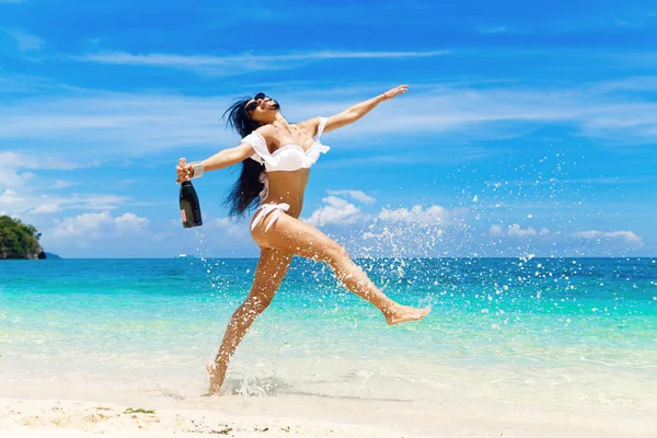 Bikini şişe ile uzun saçlı güzel esmer kız 