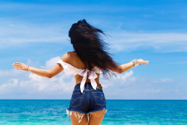 Genç güzel esmer saçlı eğleniyor rüzgarda uçan