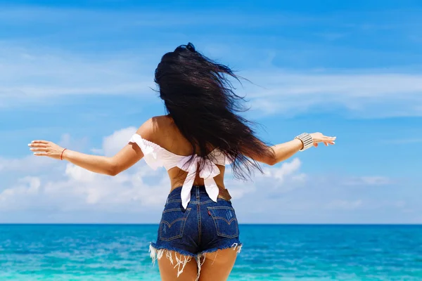 Jovem bela morena com cabelo voando no vento se divertindo — Fotografia de Stock