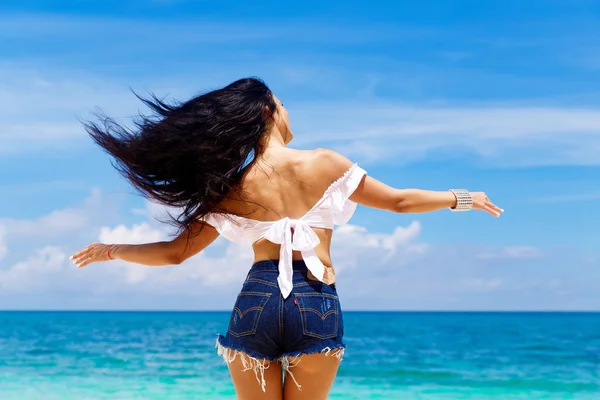 Jonge mooie brunette met haar vliegen in de wind met plezier — Stockfoto