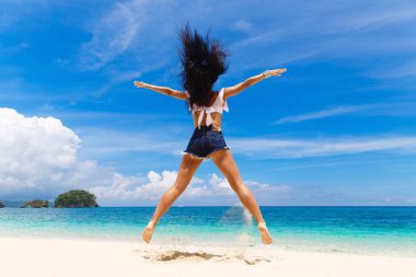 Genç güzel esmer saçlı eğleniyor rüzgarda uçan