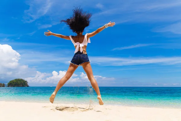 Jeune belle brune aux cheveux volants dans le vent s'amusant — Photo