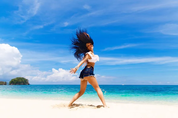 年轻美丽的黑发女郎，头发飞扬，在风中获得乐趣 — 图库照片