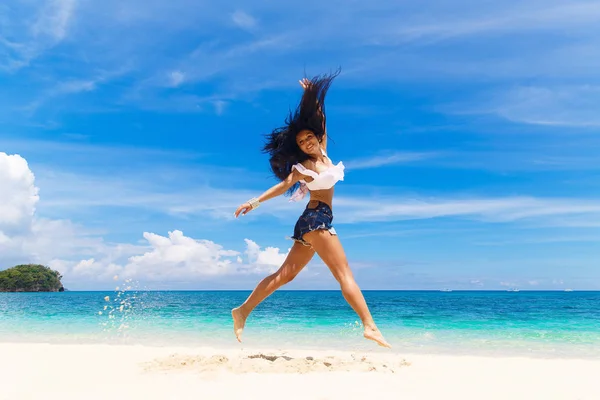 Jonge mooie brunette met haar vliegen in de wind met plezier — Stockfoto