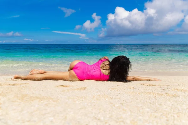 Schöne Brünette am Ufer eines tropischen Strandes. Sommerurlaub — Stockfoto