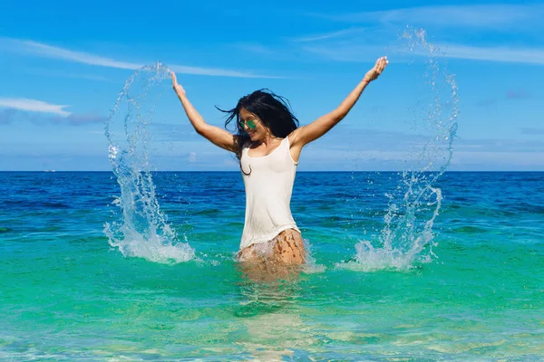 在热带海面上穿着湿 T恤衫的美丽的黑发女郎 暑假的概念 — 图库照片