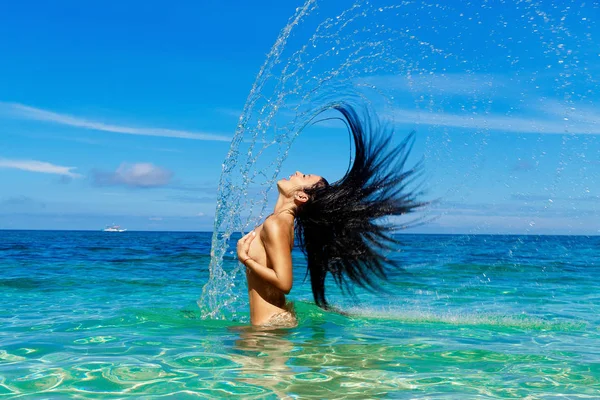 Mooie Brunette Laat Rusten Een Tropische Zee Haar Spray Het — Stockfoto