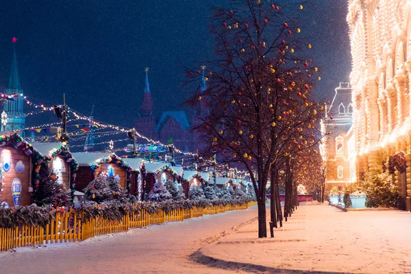Noite inverno Moscou na neve. Praça vermelha decorada para New Ye — Fotografia de Stock