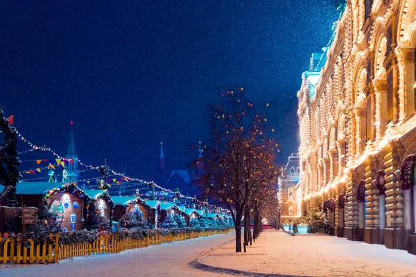 Nacht Winter Moskau im Schnee. Roter Platz für neues Leben dekoriert — Stockfoto