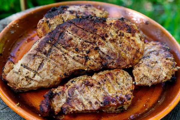 Teller Mit Großen Stück Schweinefleisch Auf Dem Grill Gebraten — Stockfoto