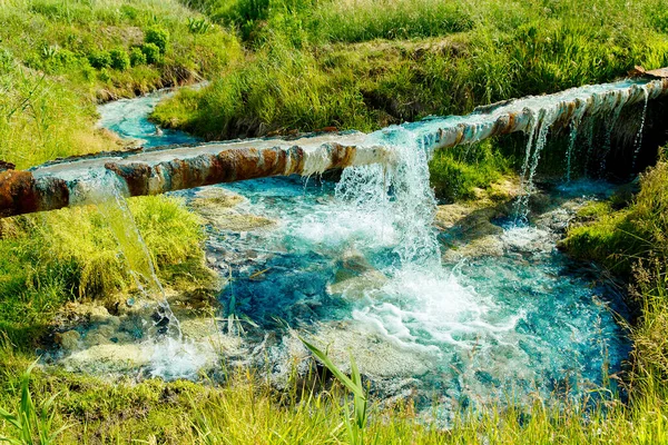 Sorgente Narzan Scorre Dal Tubo Nelle Montagne Del Caucaso Settentrionale — Foto Stock