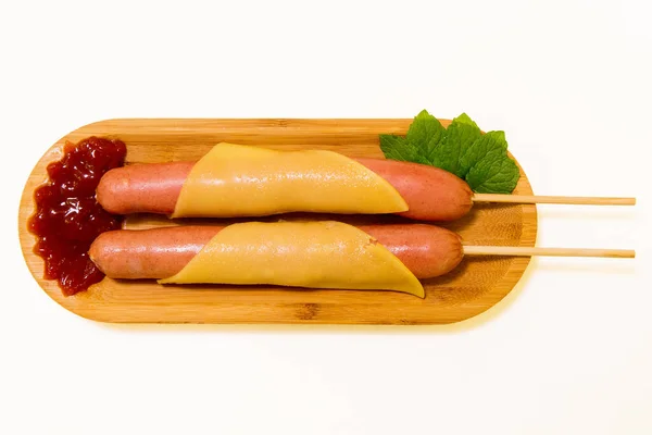 Travessa Antipasto Ferveu Salsichas Frankfurter Com Molho Uma Chapa Madeira — Fotografia de Stock