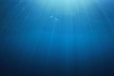 Işıl ışıl parlayan derin mavi okyanus suyu