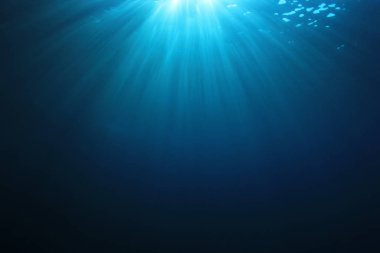 Işıl ışıl parlayan derin mavi okyanus suyu