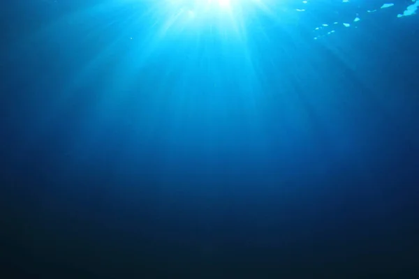 Глубоко Синий Океан Сияющими Солнечными Лучами — стоковое фото