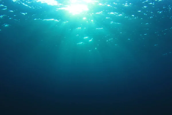 Agua Del Océano Azul Profundo Con Rayos Sol Brillantes — Foto de Stock