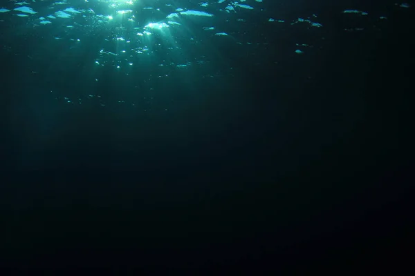 Água Azul Profunda Oceano Com Raios Solares Brilhantes — Fotografia de Stock