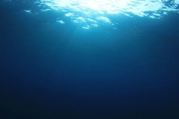 Güneş Işınlı Mavi Deniz Suyu Boşluğu Kopyala — Stok fotoğraf